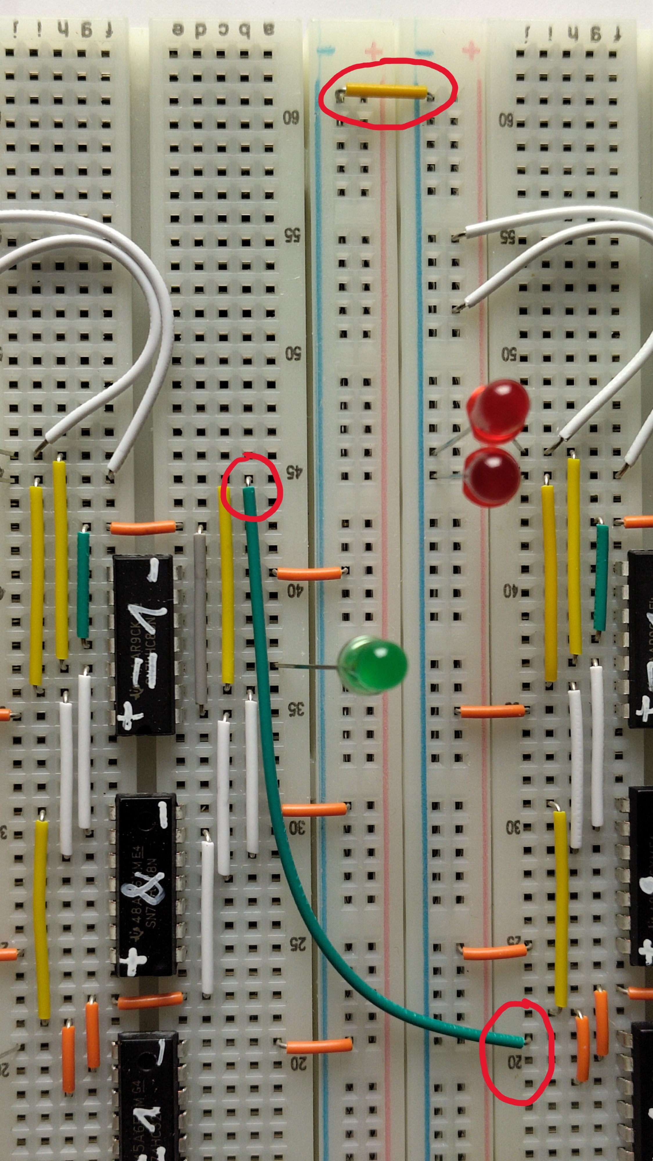 Drahtbrücken für Übertrag und negative Pole der Batterie