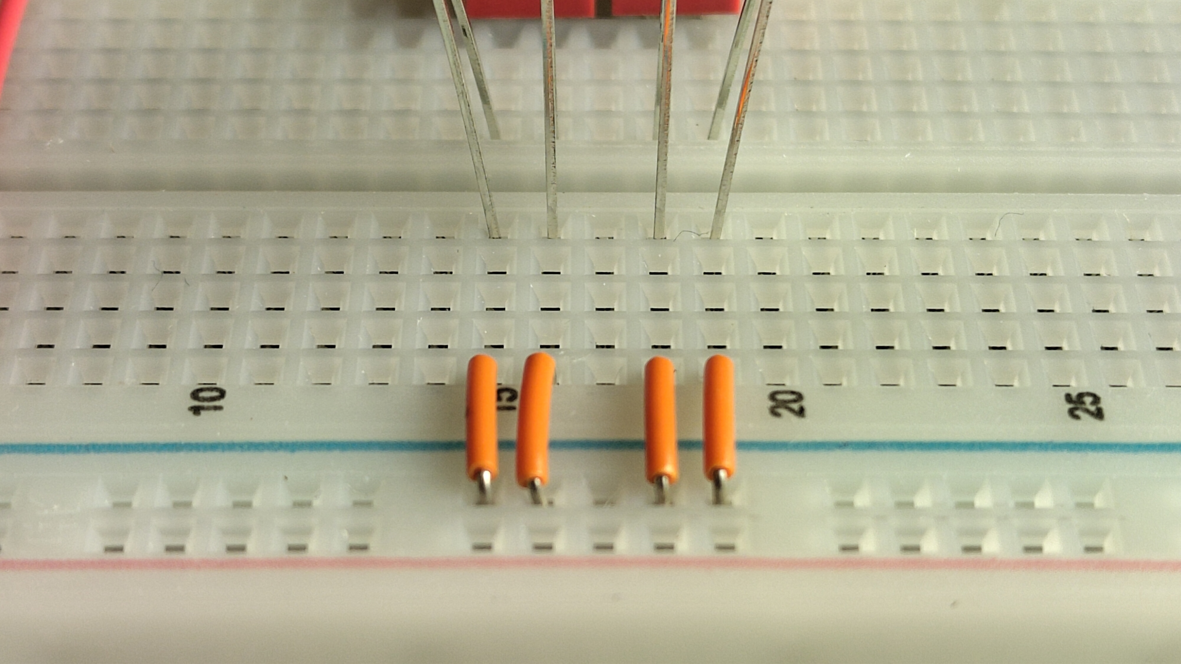 Detail LED: Kurze Anschlüsse sind mit negativem Batteriepol verbunden