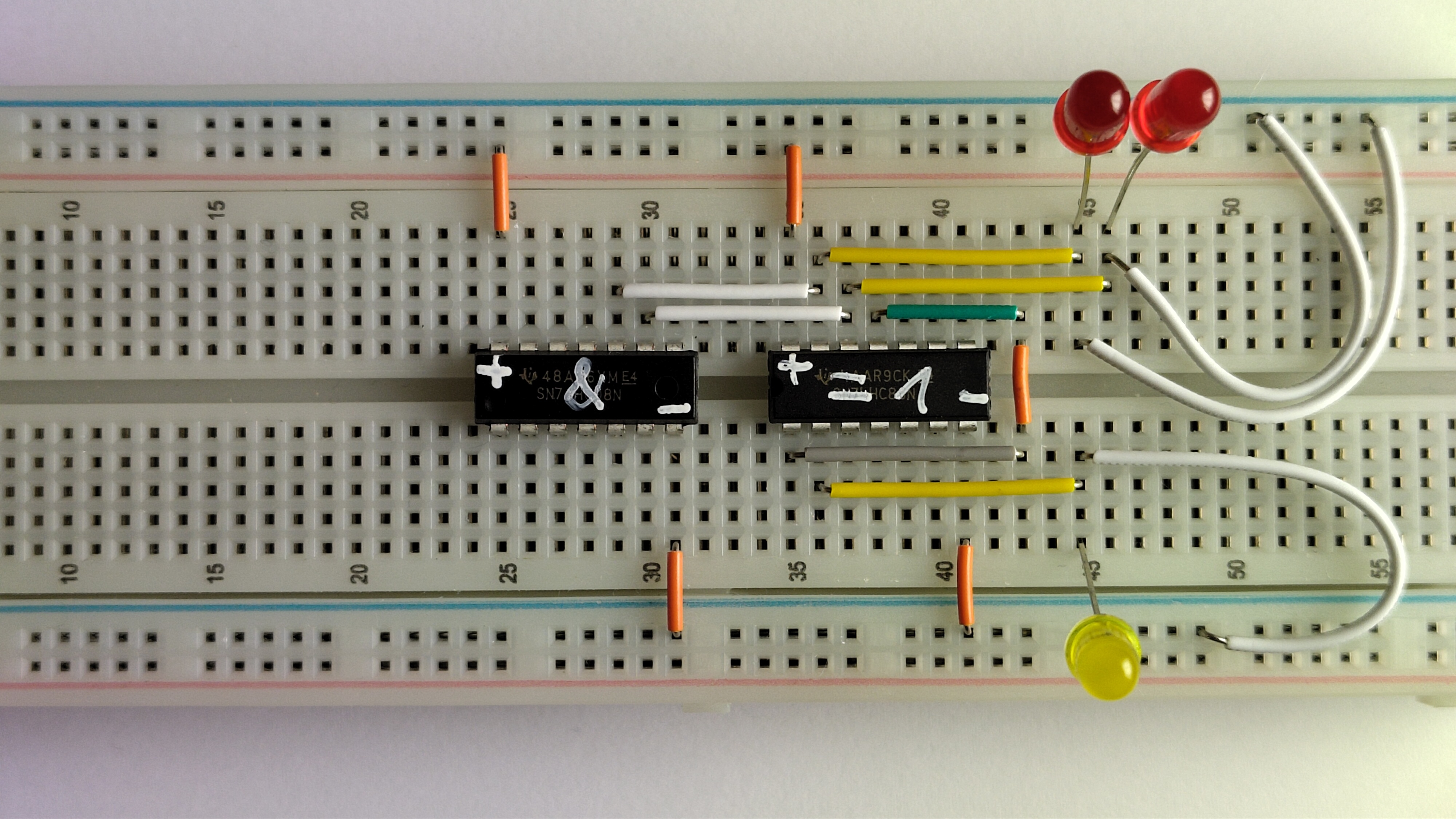 Eingang für Übertrag aus vorhergehenden Stelle, EXOR-Gatter verbunden